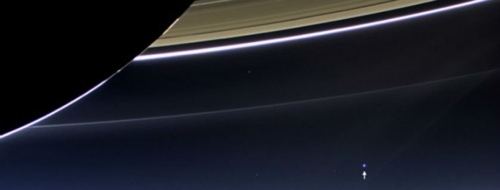 La flecha en la imagen muestra a la Tierra, vista desde Cassini.